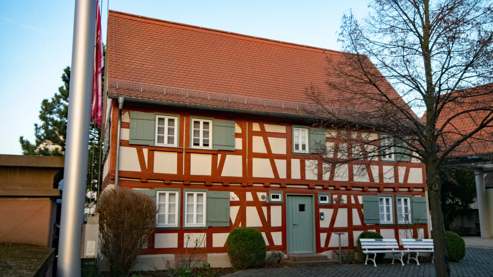 Ein rot-weißes Fachwerkhaus in Riedstadt-Goddelau im Kreis Groß-Gerau.