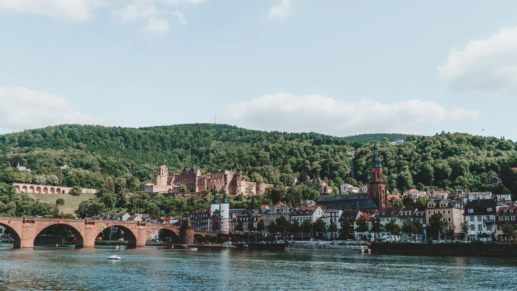 Die Alte Brücke über den Neckar, dahinter die Heidelberger Altstadt.