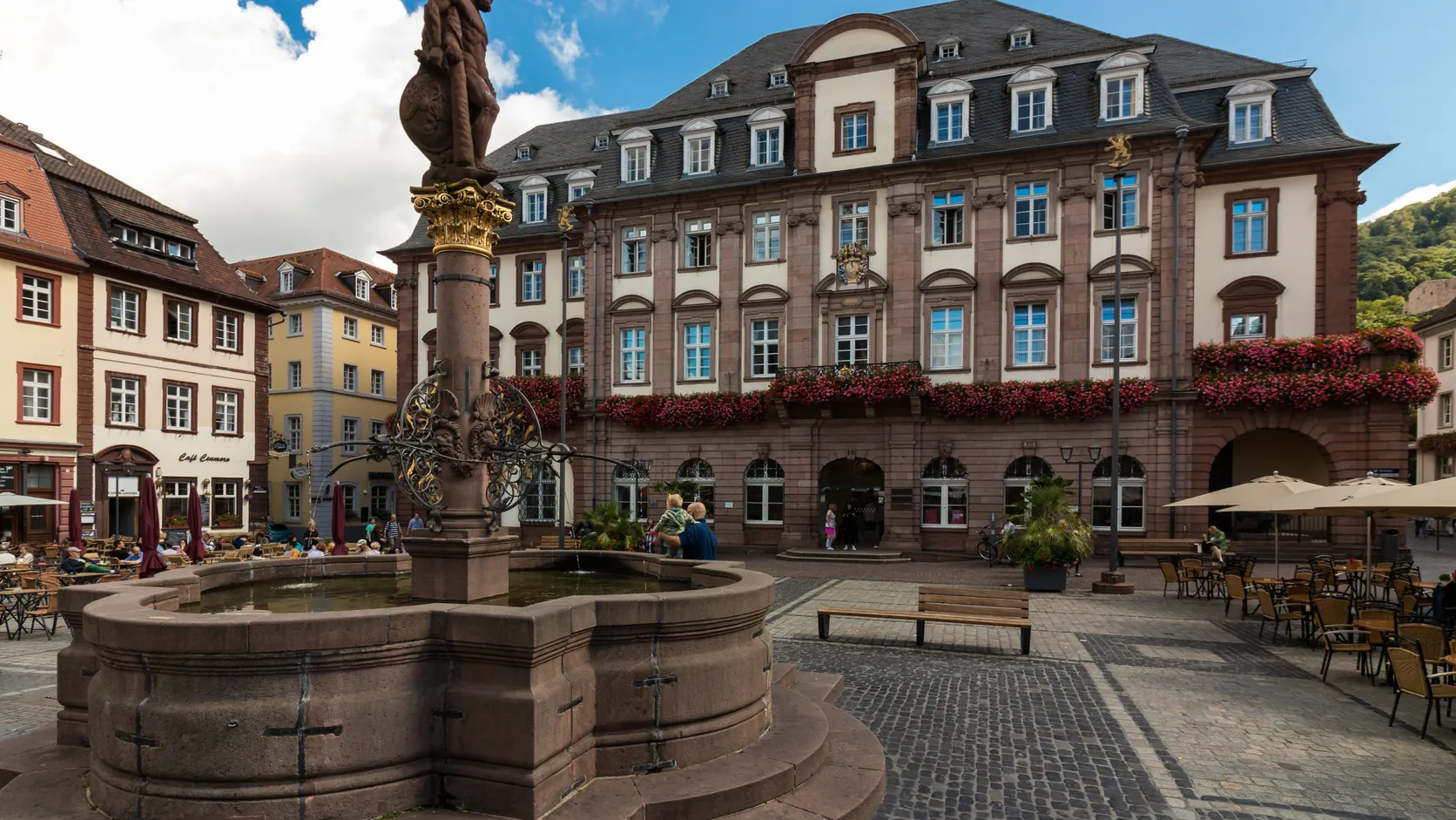 Der Heidelberger Marktplatz mit dem Rathaus und dem Brunnen davor.