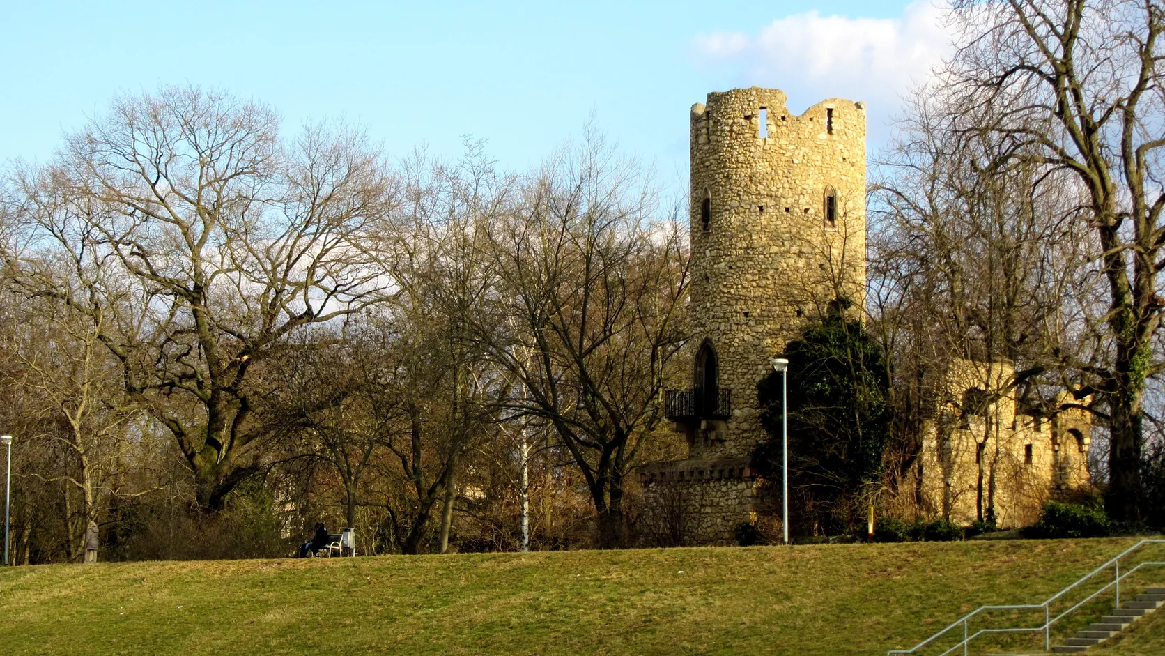 Der Turm der Festung Rüsselsheim im Stadtpark.