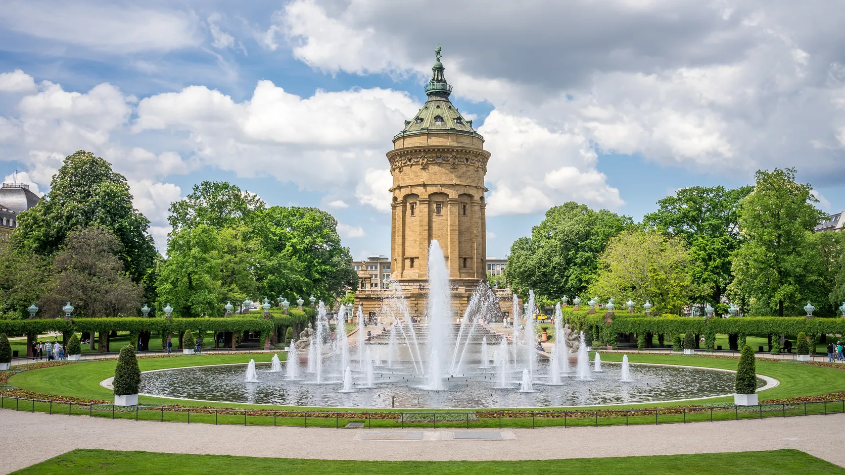 Der Mannheimer Wasserturm, davor die Brunnenanlage im Park.