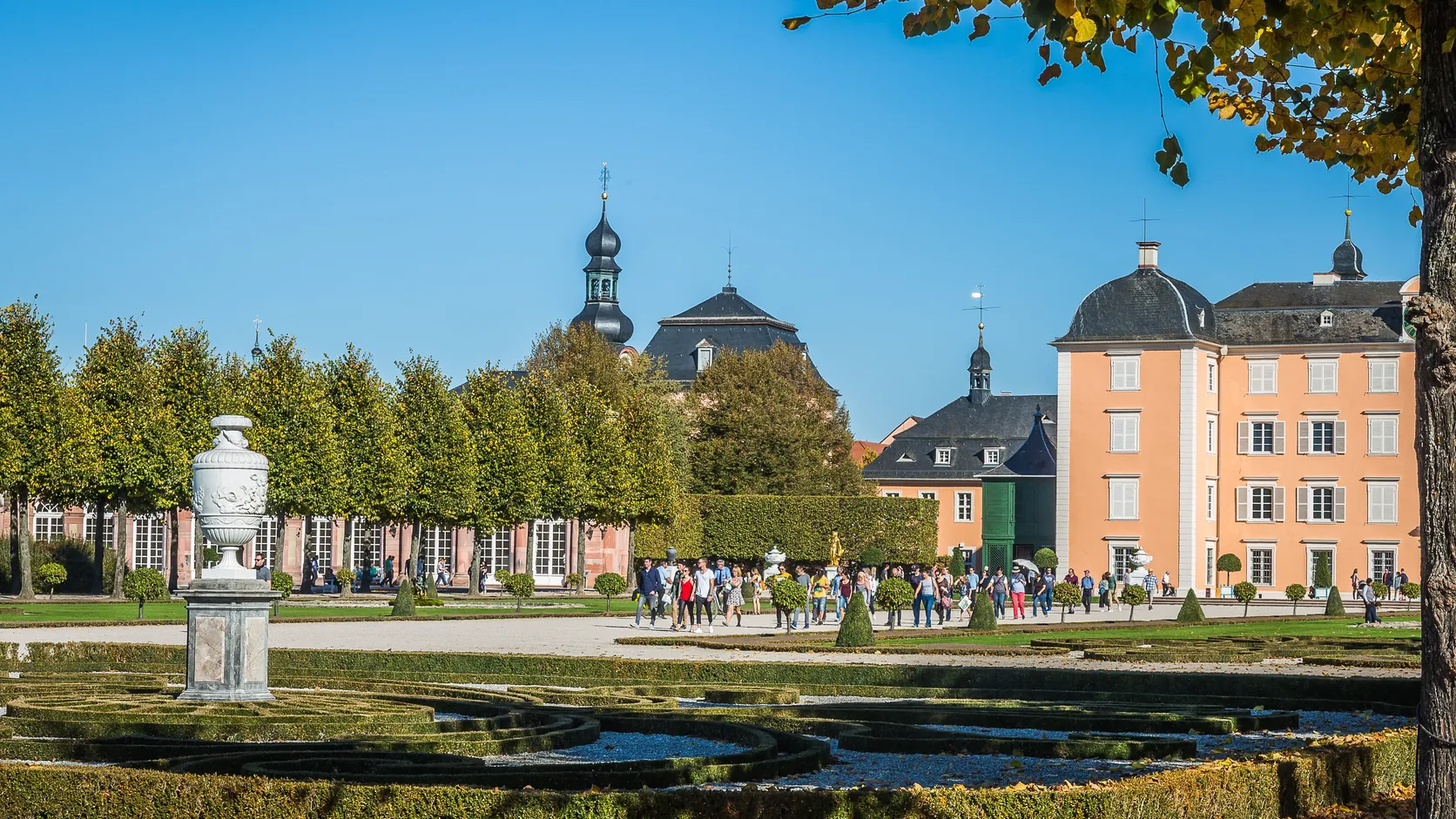 Schloss Schwetzingen mit dem barocken Schlossgarten.